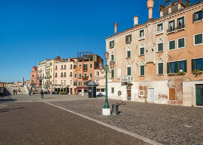Ca\'Lina Near Biennale